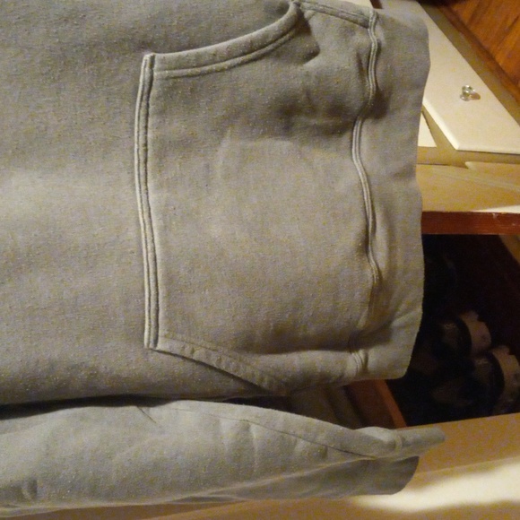 Patagonia Light Gray Hoodie with Mountain Graphic - Picture 3 of 6